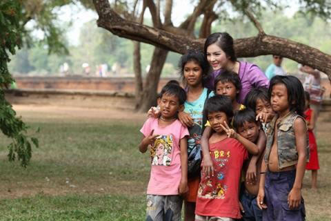 Lý[-]Nhã[-]Kỳ[-]chụp[-]ảnh[-]thân[-]mật[-]với[-]trẻ[-]em[-]khu[-]vực[-]Angkor[-]-[-]Siêm[-]Riệp